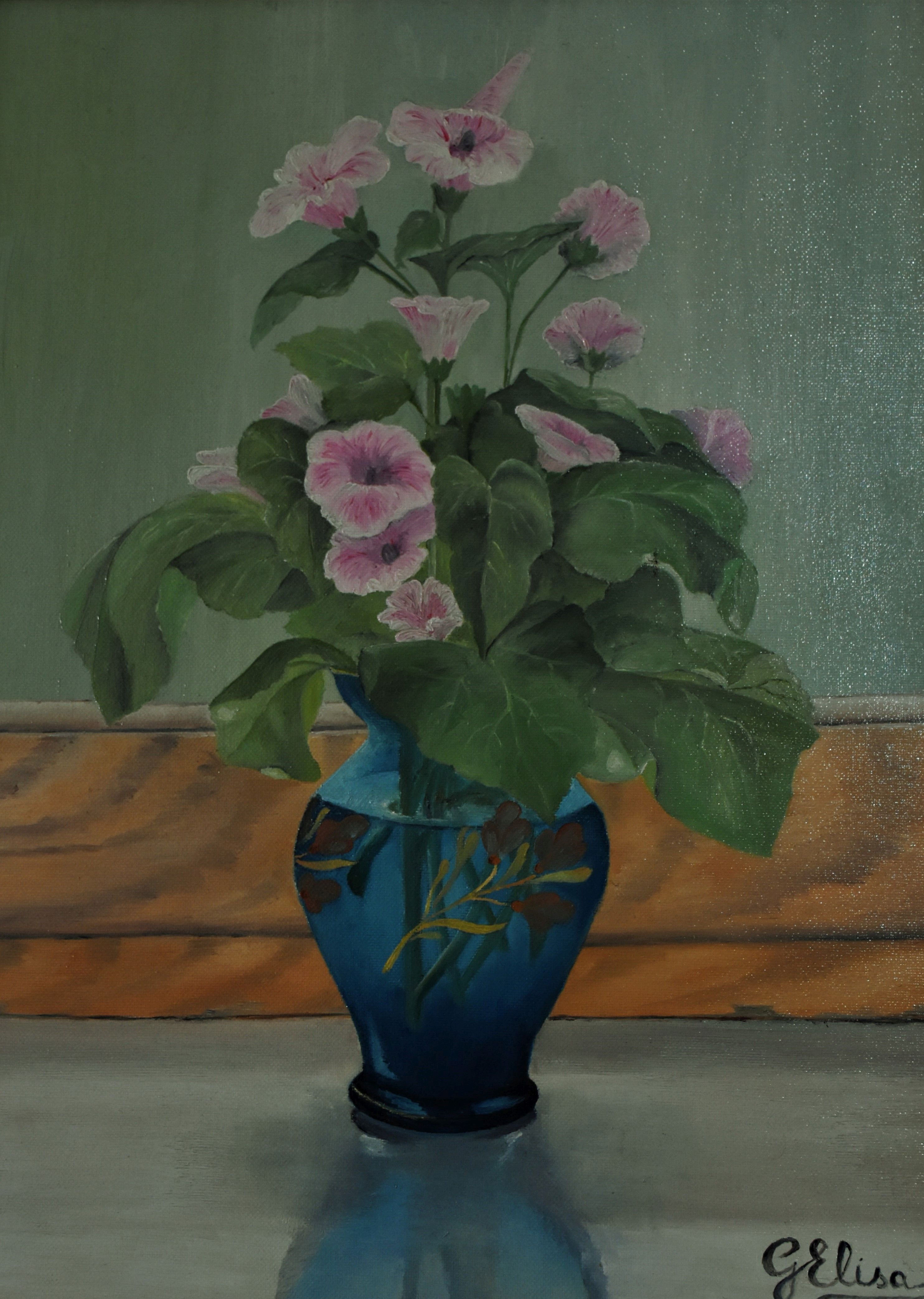 fiori rosa in vaso di vetro blu
